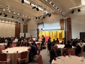 ホテル宴会場で開催された新体制披露式典の会場風景